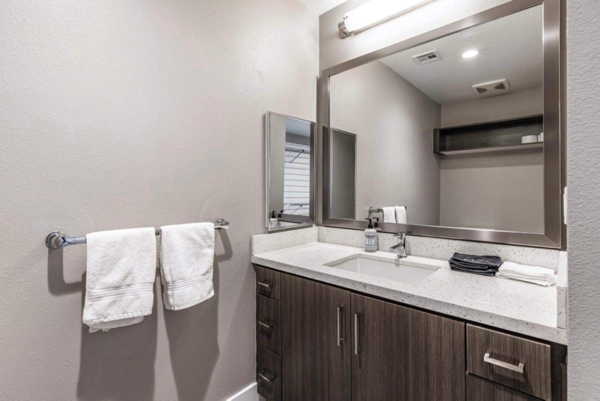New 2 Bedroom Modern Luxury Views Weho Sm Appartement *
